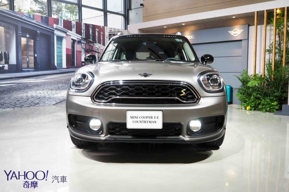 終於有油電了！Mini Cooper S E Countryman All4發電價216萬元起