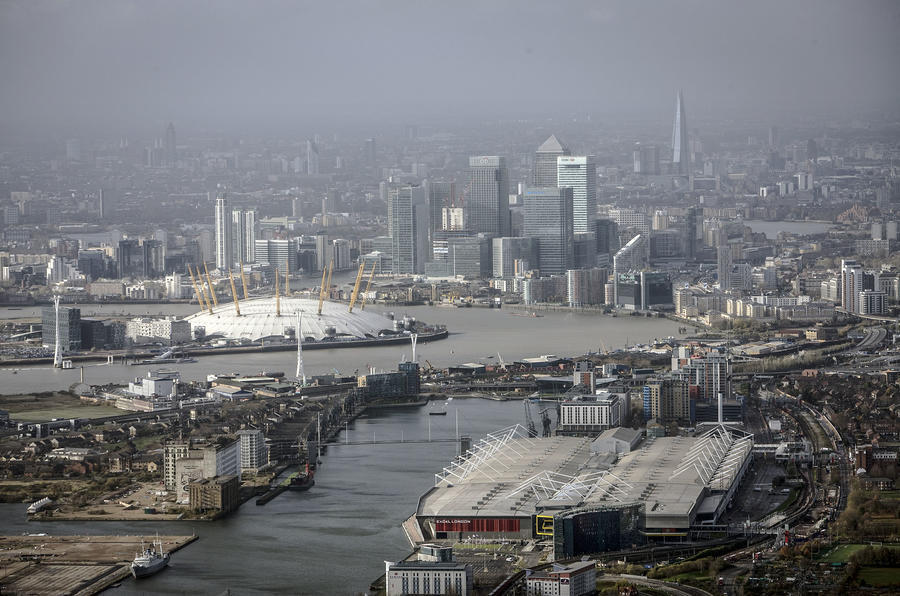 英國牛津市市政委員會與牛津郡市政委員會去年便擬定「零排放區」計劃，希望2020年牛津市中心限制汽油與柴油汽車行駛，倫敦從去年開始已開始徵收毒氣費（T-charge）。（圖片來源：https://www.autocar.co.uk/car-news/industry/hamburg-begins-older-diesel-car-ban-following-court-ruling）