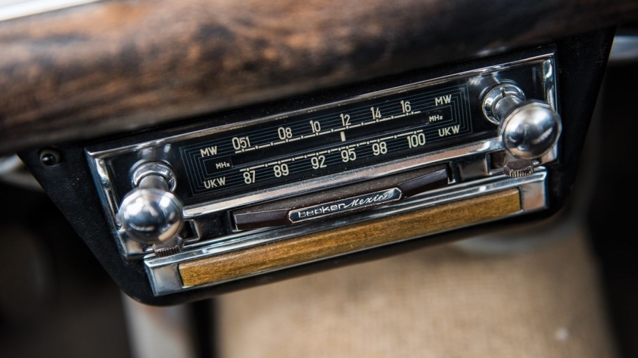 甚至儀表板還保留著德國BECKER 公司出產的古董卡帶機，這些細節都叫老車迷念念不忘