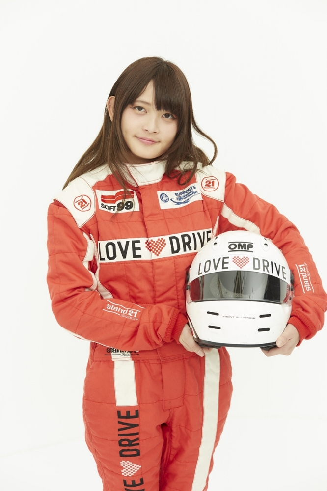 洪銘蔚在所屬的Love Drive車隊網站中的個人照片，相當清純可愛。