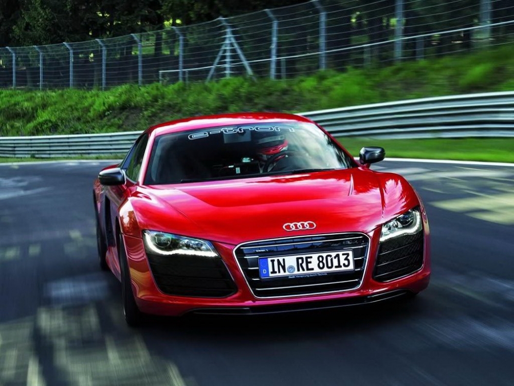 2009年Audi以旗艦超跑R8為原型打造出純電超跑R8 e-tron，並在Nürburgring賽道寫下最速電動車記錄（圖片來源：https://www.drivearabia.com/news/2012/07/02/audi-r8-e-tron-claims-fastest-electric-car-on-nurburgring-record/）
