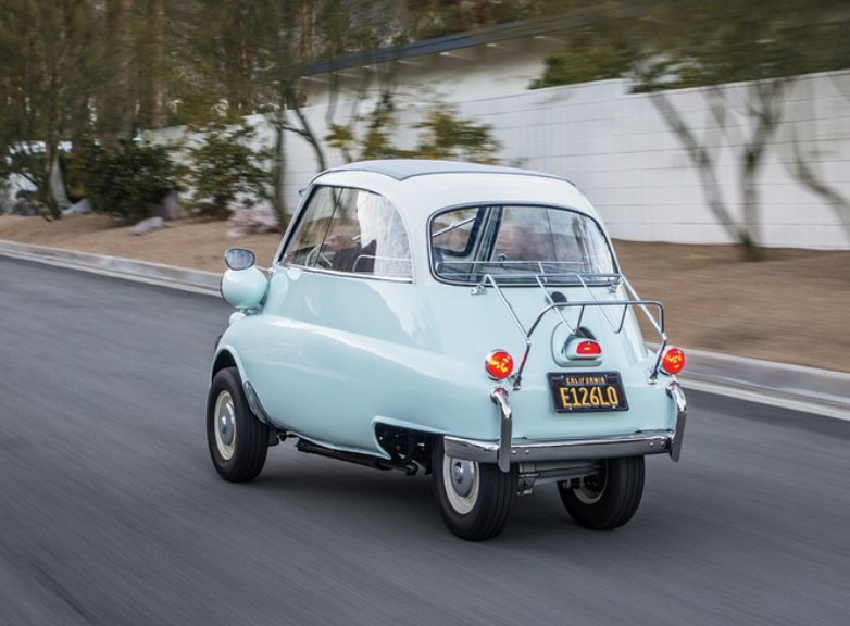 雖然車身看起來緊湊，但性能表現還過得去，BMW Isetta 300搭載247c.c.單缸汽油引擎，具備12hp馬力輸出，搭配四速手排變速箱，最高速度可達到85km/h。（圖片來源：https://www.automobilemag.com/news/1956-1962-bmw-isetta-300-collectible-classic/#1957-bmw-isetta-300-front-three-quarter-01）