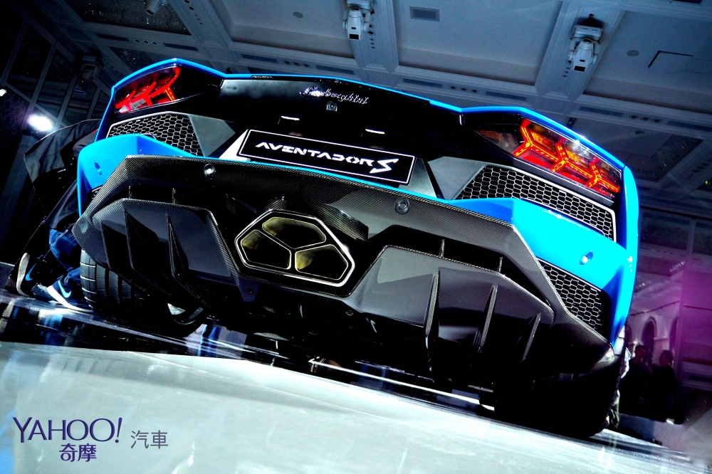 四輪轉向過彎上膛！Lamborghini Aventador S在台登場！