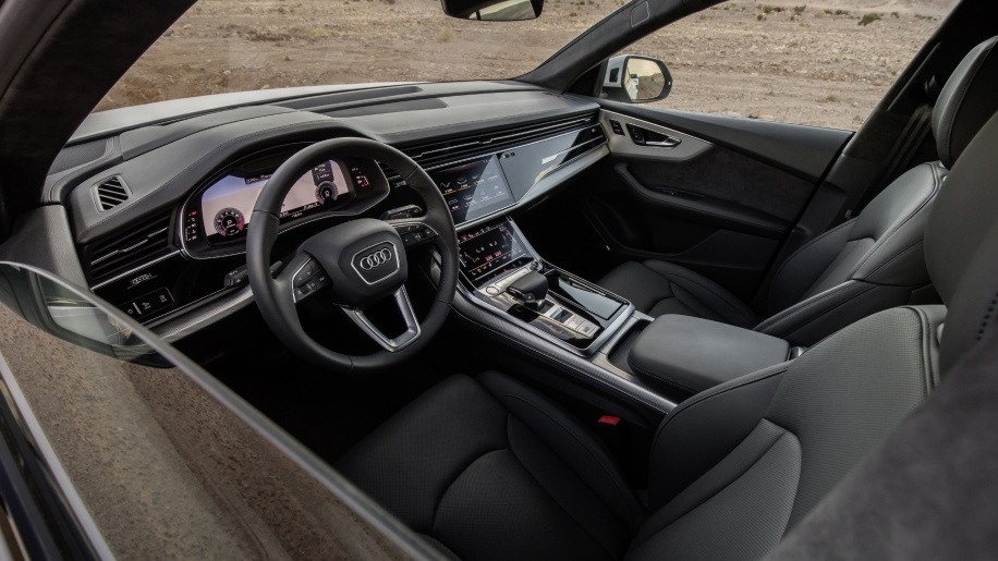 真皮座椅、全景天窗、8.6吋LCD螢幕、三區氣候控制系統…等皆為Audi Q8 Premium標配（圖片來源：https://www.autoblog.com/2018/09/06/2019-audi-q8-suv-pricing/#slide-7415702）