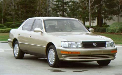 圖片來源：edmunds，https://media.ed.edmunds-media.com/lexus/ls-400/1990/oem/1990_lexus_ls-400_sedan_base_fq_oem_1_500.jpg