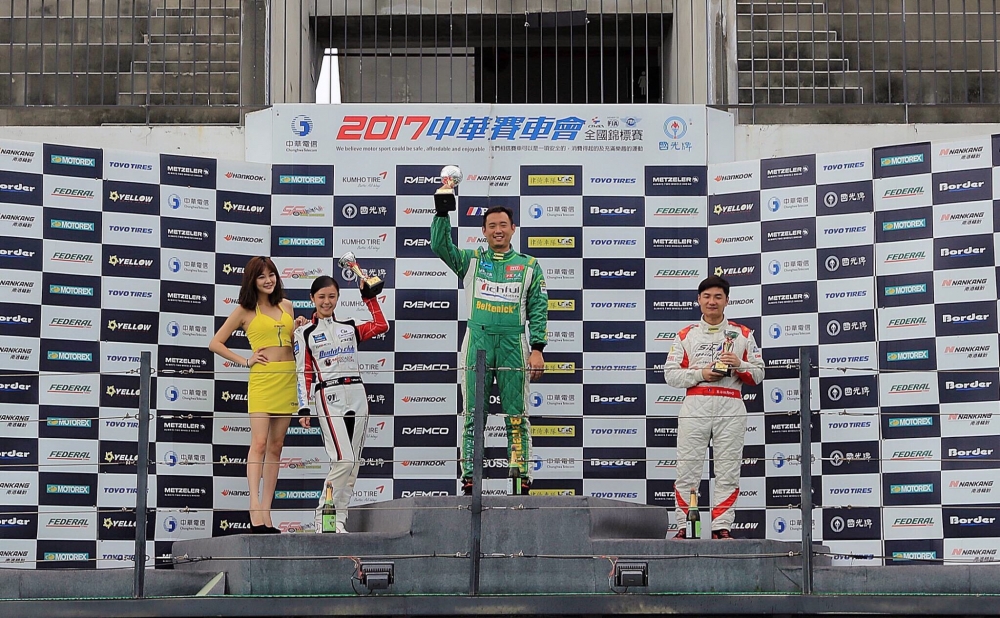 2017年中華賽車會全國錦標賽頒獎台上，這唯一的女孩子令在場車友們大感驚艷。圖／Iris提供