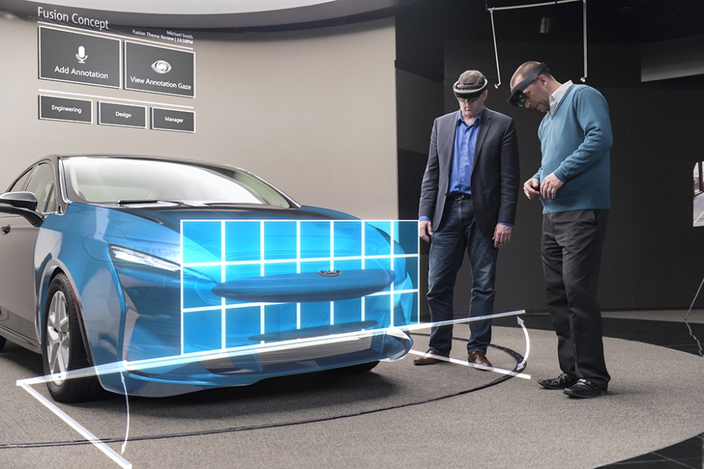 佩戴無線擴增實境頭戴裝置的設計師在真實車輛周圍走動時，微軟HoloLens技術能掃描並投射現實環境，再從設計師觀看車輛的角度繪製出全息影像，其精準度遠超過GPS技術
