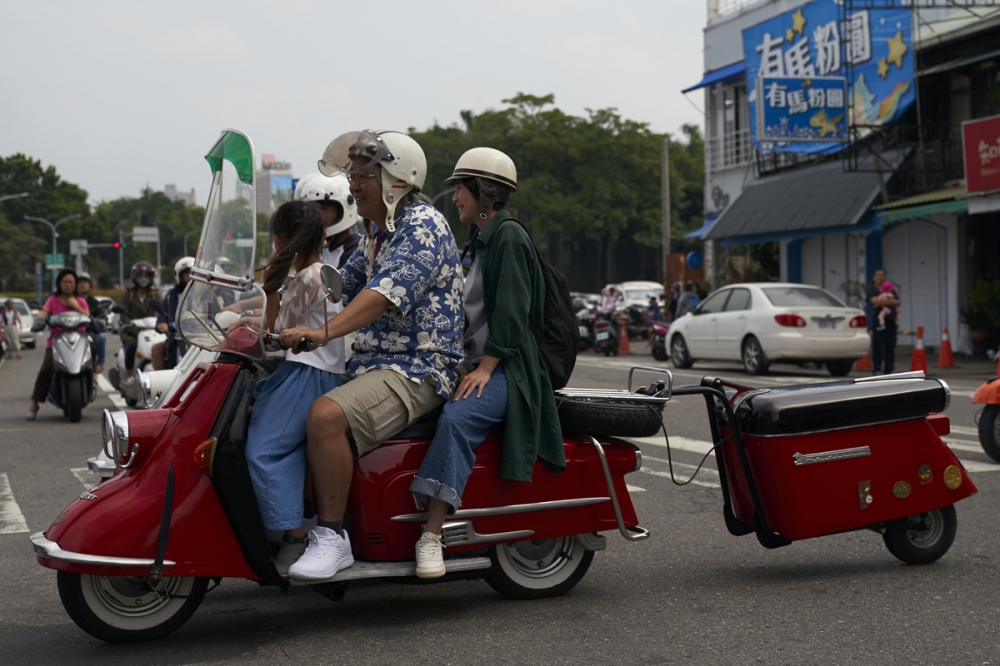 白邊胎的老機車還有拖車及邊車（因為角度沒有拍到）