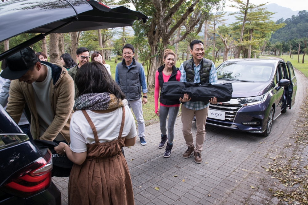 偷偷跑去試車的艾力克斯等一行人抵達目的地之後被另一台車的朋友抱怨了一下下呢～但大家還是很開心的一起卸裝備，準備露營！