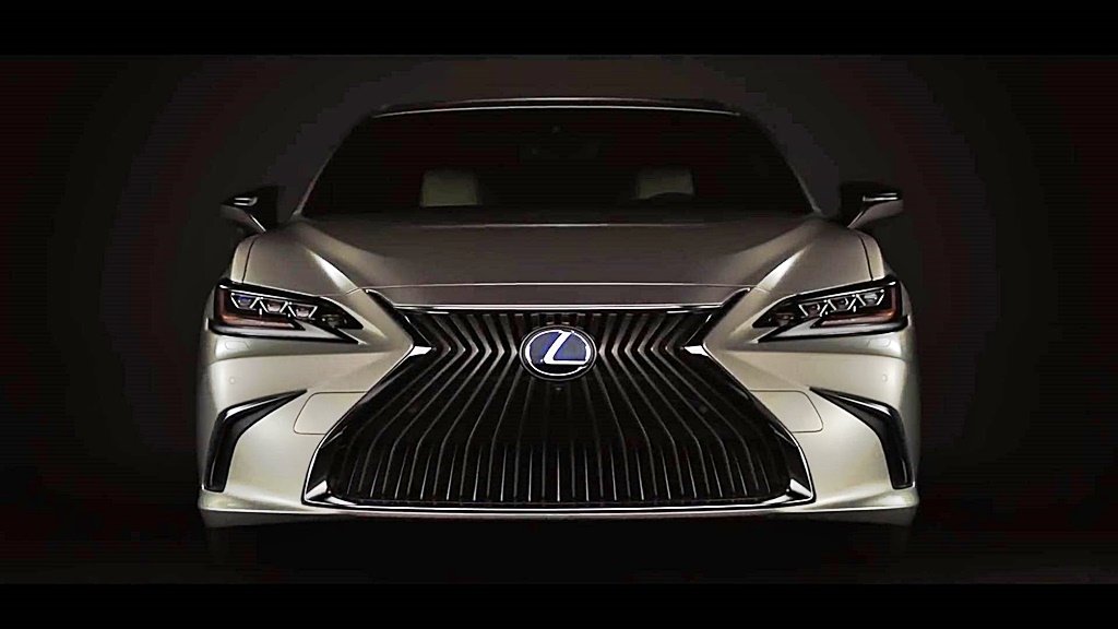 LEXUS ES最新官方預告圖再釋出，顯示它正是頂級旗艦LS縮小版