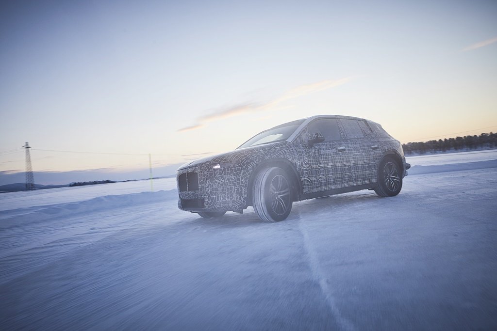 BMW iNEXT電動休旅原型車進行極地測試，證實冰雪地形依然可以狂