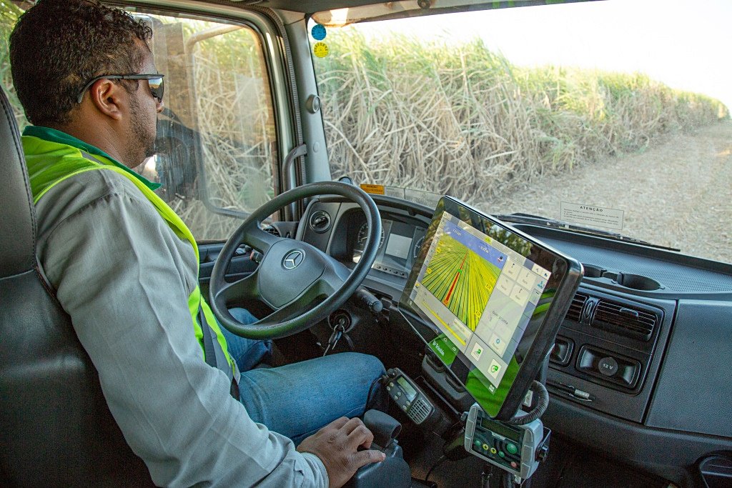 農田收割車也能自動駕駛，賓士打造農用自駕貨卡免動手、不倦怠而