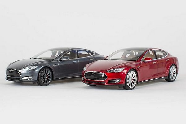 實車話題性高，模型更是擬真呈現，TESLA Model S P85D縮小1：18