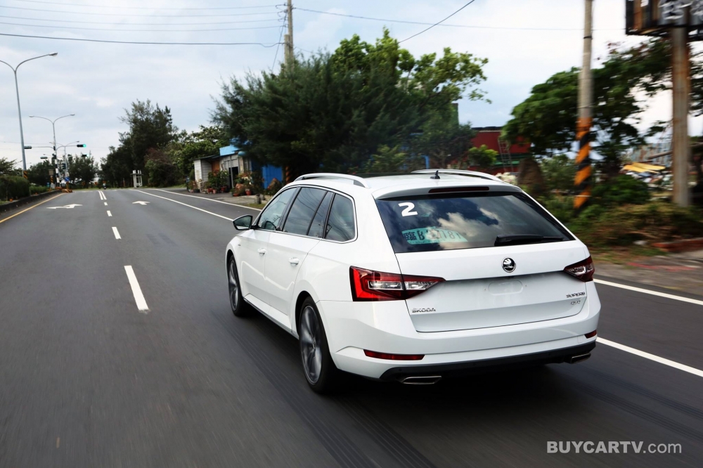 [嘉偉試車日記] 賣翻了！New ŠKODA Superb Combi