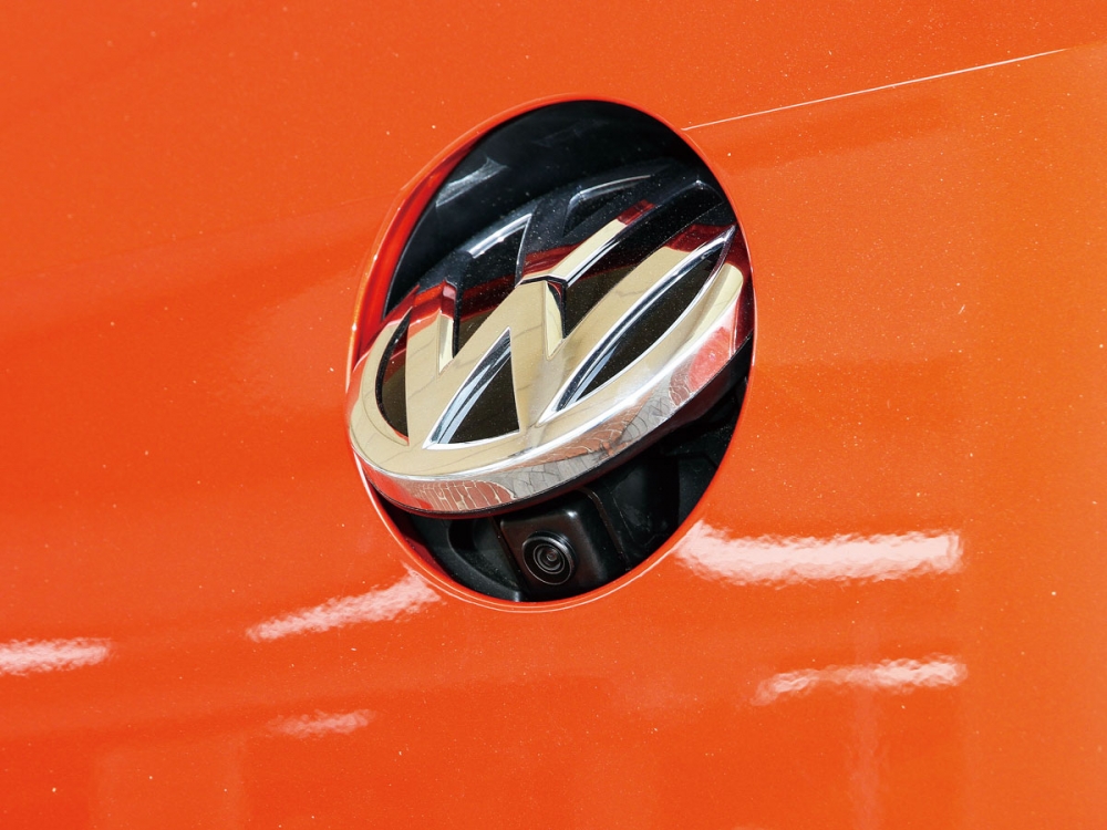 尾門上的VW廠徽內嵌入隱藏式倒車顯影鏡頭。