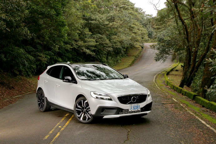 跨界硬實力 Volvo V40 Cross Country T4 AWD