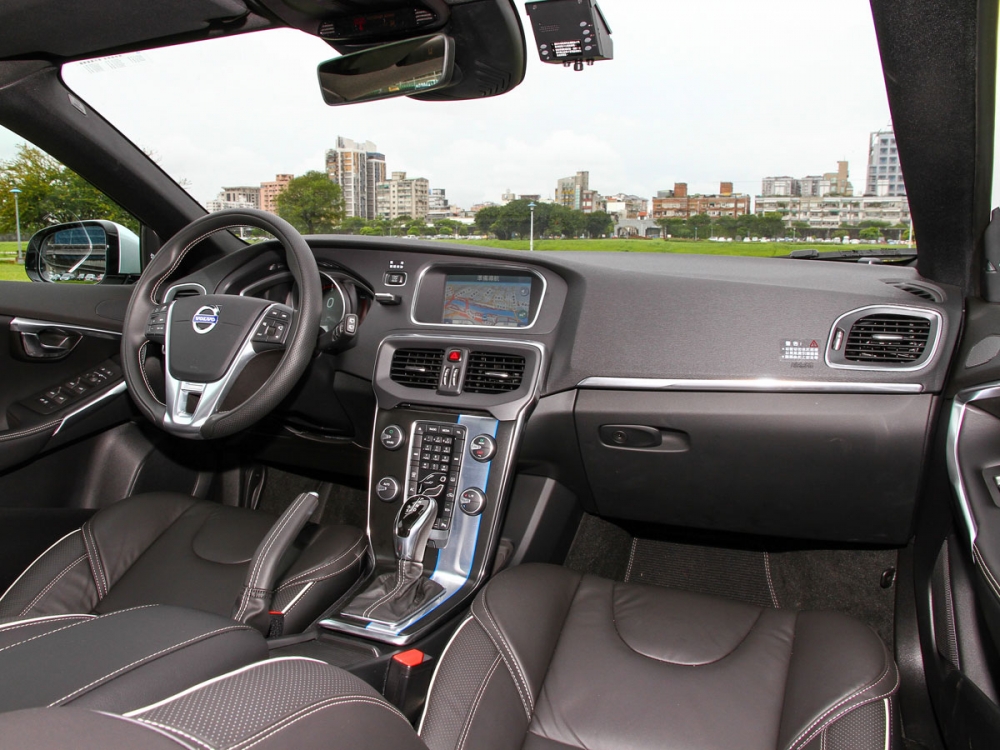 車室中蘊含著許多驚喜，全新設計的儀表板便是其中之一，全圖形顯示的數位儀表板正是「以駕駛為中心」的設計哲學體現，它提供駕駛簡潔明確的資訊來源。