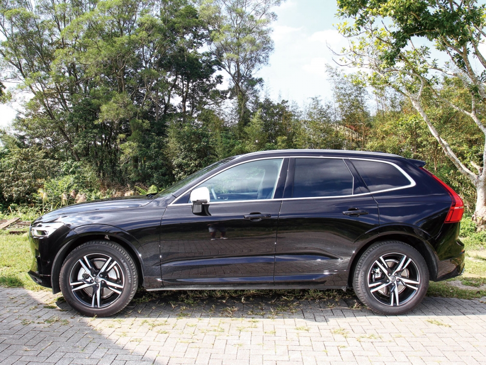 XC60 T5 R-Design將車門的鈑件摺線改為立體凹折面，車窗的鍍鉻材質也改為金屬絲紋飾條，左右後視鏡為R-Design專屬的霧銀樣式。