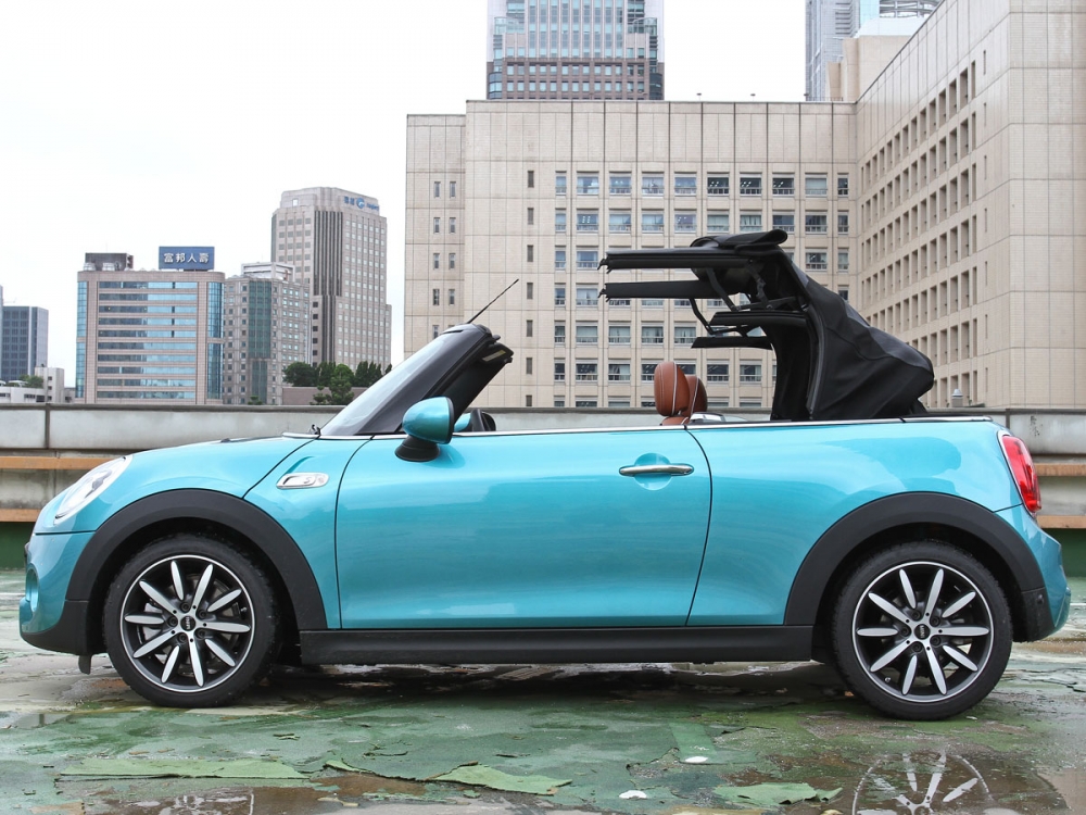 全新三代MINI Convertible依舊維持軟頂敞篷設定的歷代傳統，在時速30km/h以下，僅需18秒即可完成電動開關篷動作。