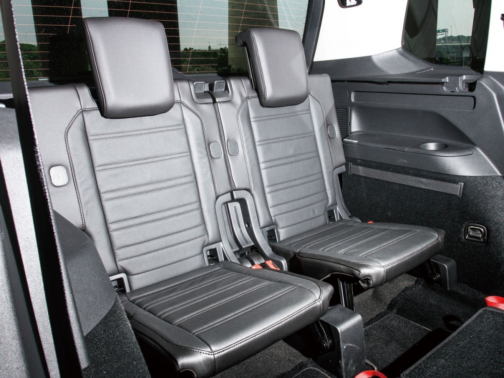 身為7人座MPV的Touran 330 TDI R-Line，在第三排使用高質感的兩人座皮質座椅。