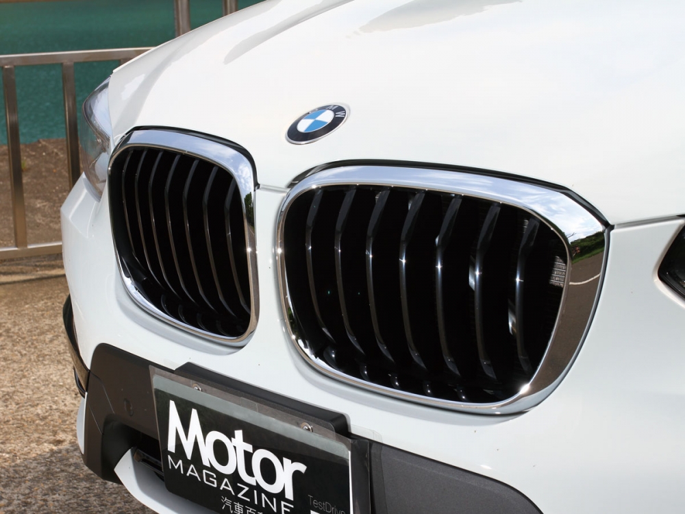 鍍鉻上寬下窄雙腎型水箱護罩表明BMW家族的顯性基因，令車頭更具霸氣。