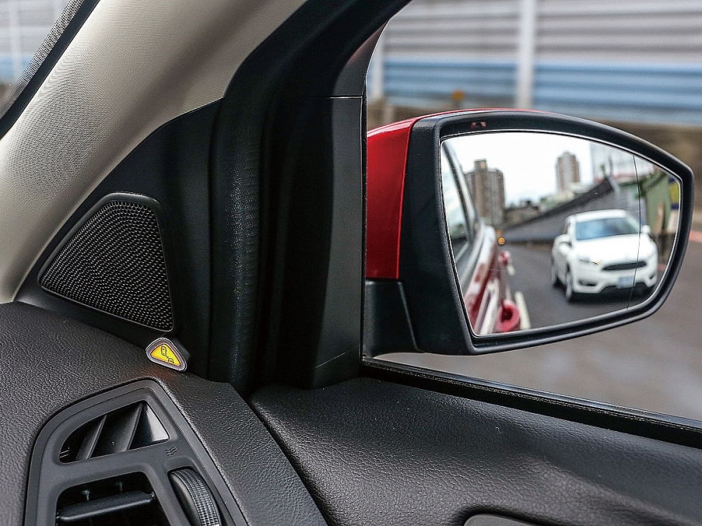 視覺盲點偵測系統，於前座兩側A柱位置閃爍LED燈光，搭配蜂鳴聲提醒駕駛有車輛進入盲點區域，減少不必要的事故發生。