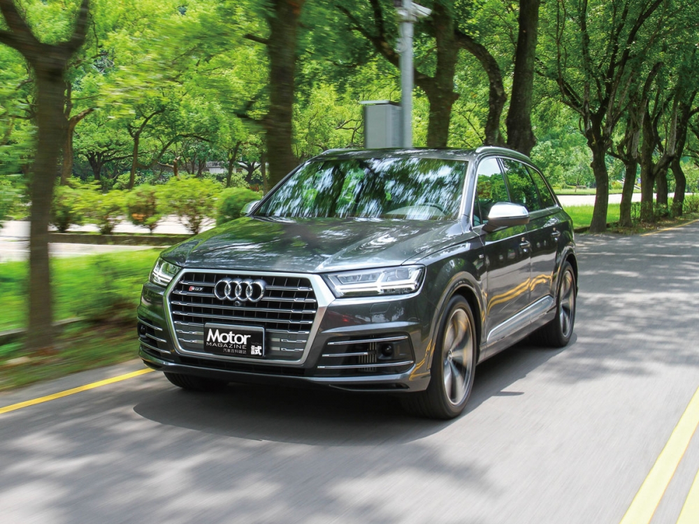 【路試報導】帶著全家飛 Audi SQ7