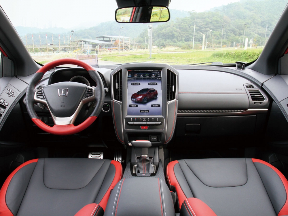 GT220車艙空間展現科技感十足的前衛氛圍，並以紅黑雙色鋪陳增添動感氣息。