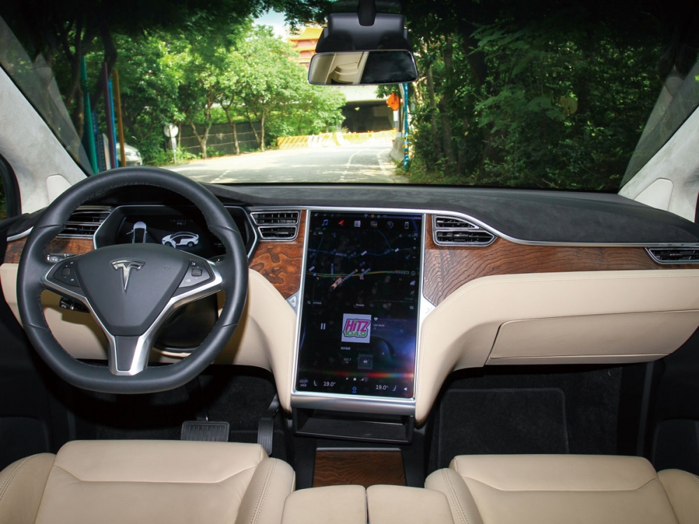 Model X內裝設計採用Tesla一貫的簡潔式鋪陳，主要的細項操作與設定都是在中控台上的17吋觸控螢幕。