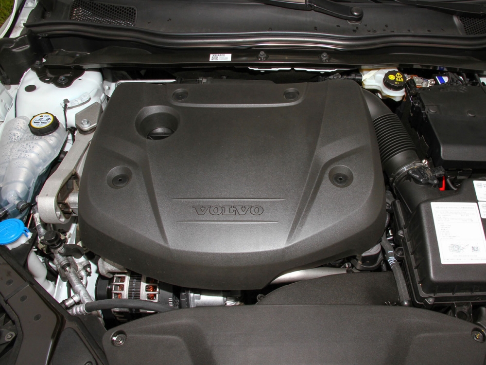 在這樣高效的直列四缸汽油引擎配置下，原廠也搭配了全新Geartronic八速手自排變速箱，讓V40 D4 R-Design擁有最大馬力190hp與最大扭力峰值40.8kgm的好表現。