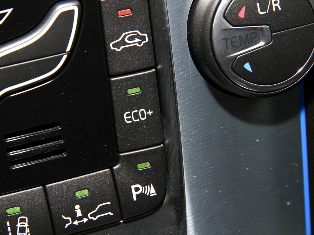 人因介面的中控台配置，下方多了ECO+環保駕駛模式按鍵。