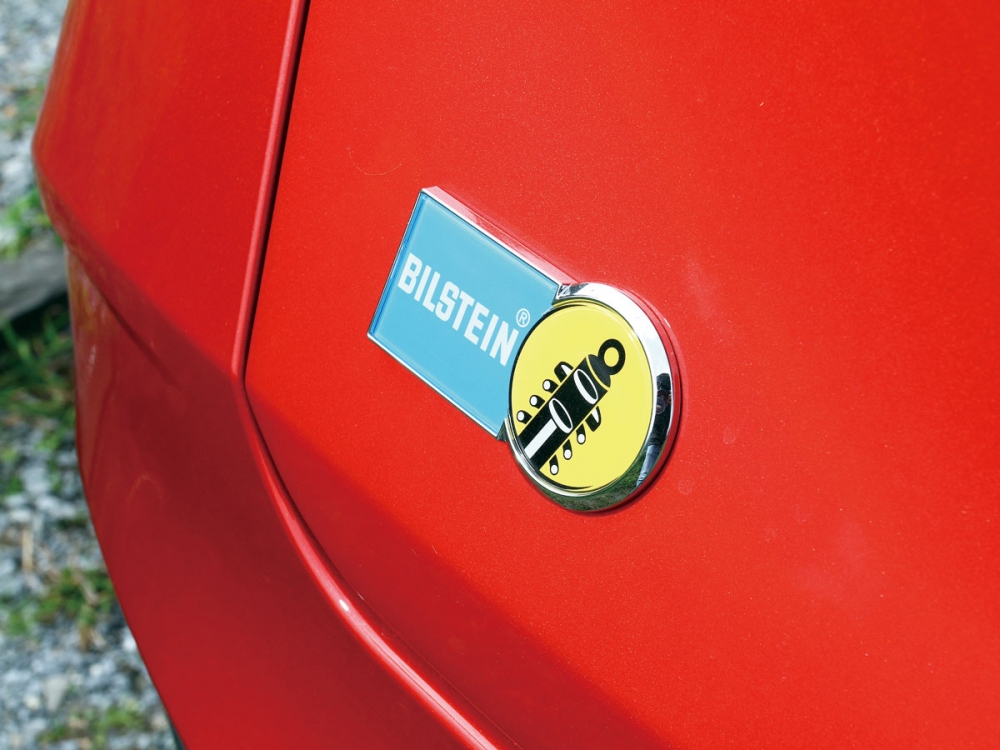 於車尾門上的德國避震大廠Bilstein的銘徽，也強調GT220配備該廠避震器。