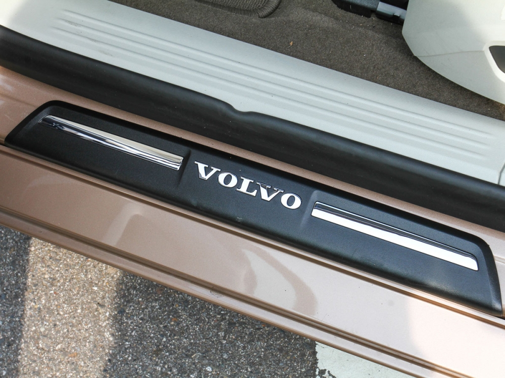 打開車門可以看見迎賓踏板上嵌入了鍍鉻的Volvo字樣。