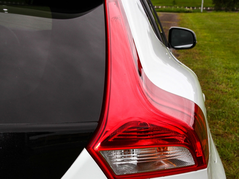 直立式的L型尾燈也是V40 D4 R-Design尾部的亮眼設計之一。