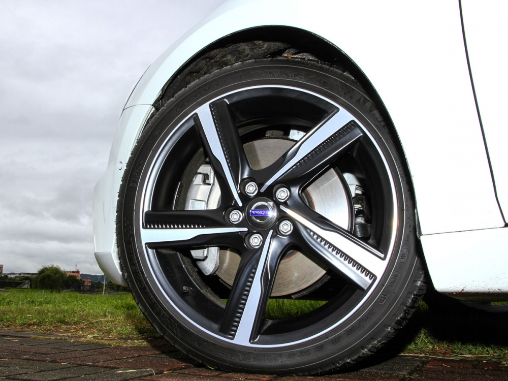V40 D4 R-Design直接將輪圈升級至18吋，採用五幅式IXION雙色造型。