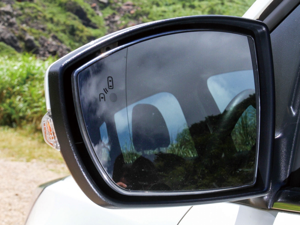 後視鏡上結合盲點偵測與車側方向燈。