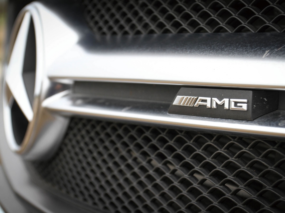 水箱護罩上的雙柵式飾條中嵌入了AMG銘牌字樣。