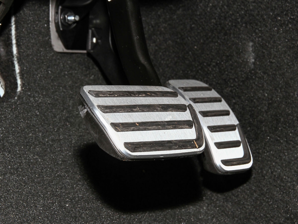 R-Design專屬鋁合金防滑煞車、油門踏板。