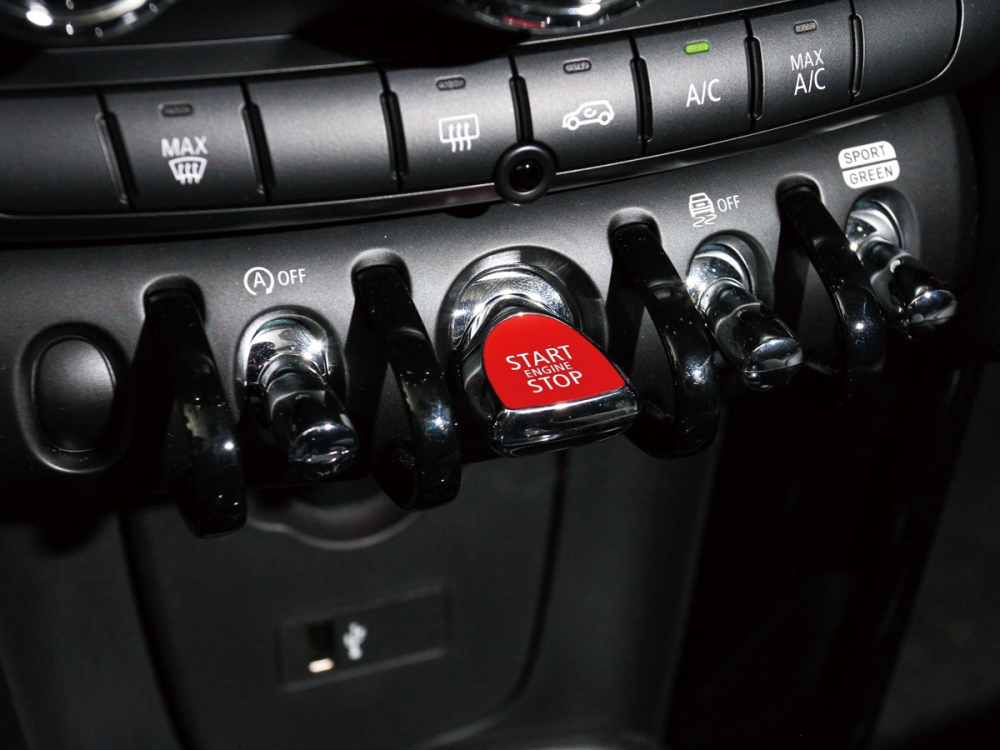 中控台下方的紅色Start/Stop按鈕，使得車艙內有如戰鬥機中的按鍵氛圍。