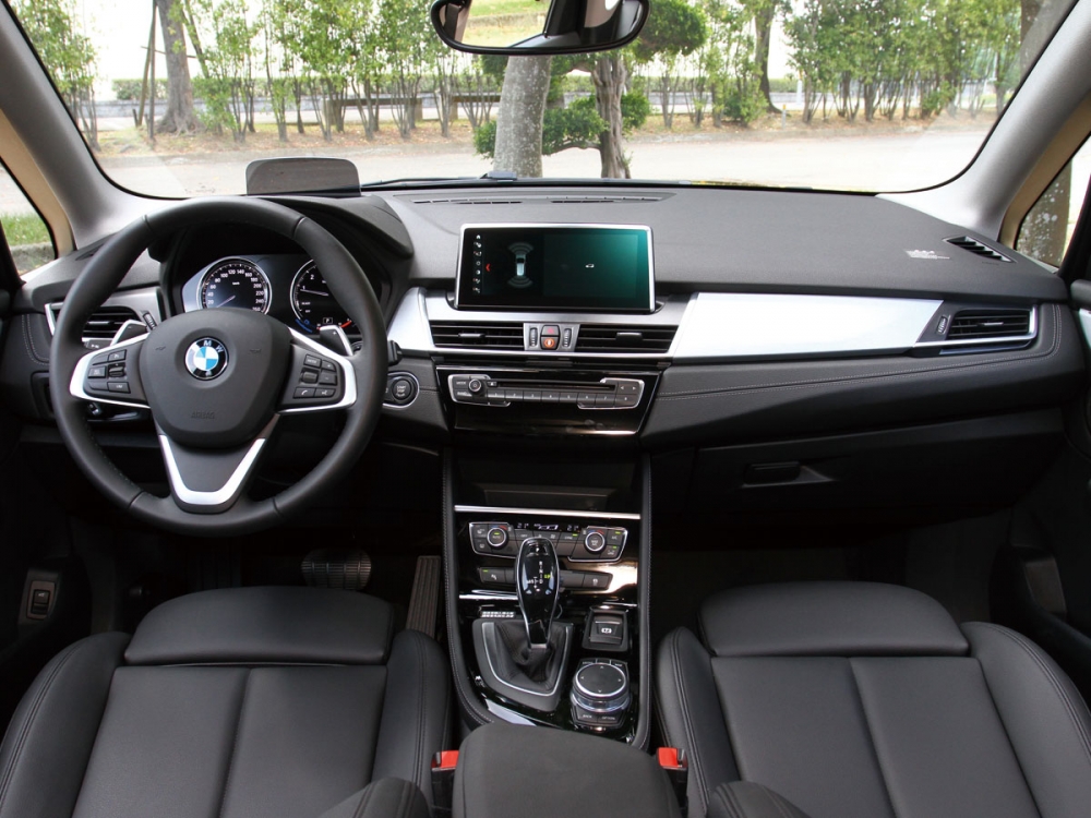 220i Active Tourer的內裝維持BMW一貫的家族風格。