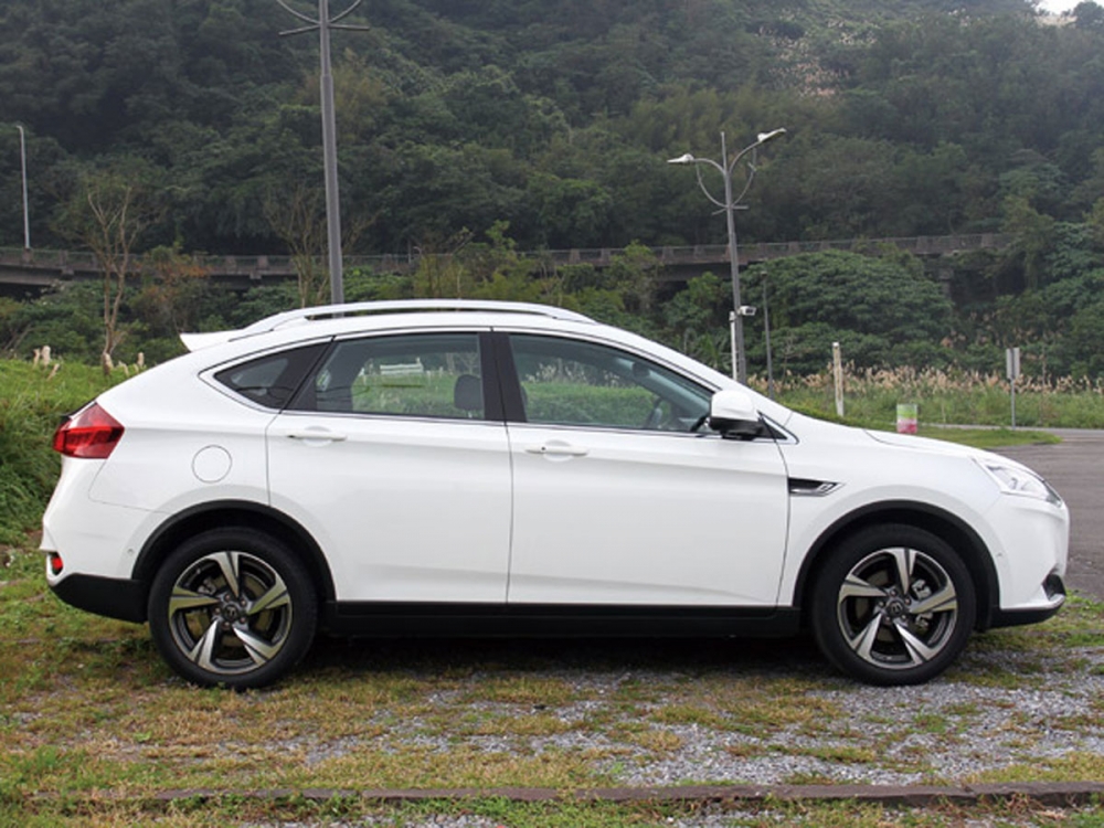 車側洋溢潮流跨界風貌，車頂架則增加行李酬載靈活性。