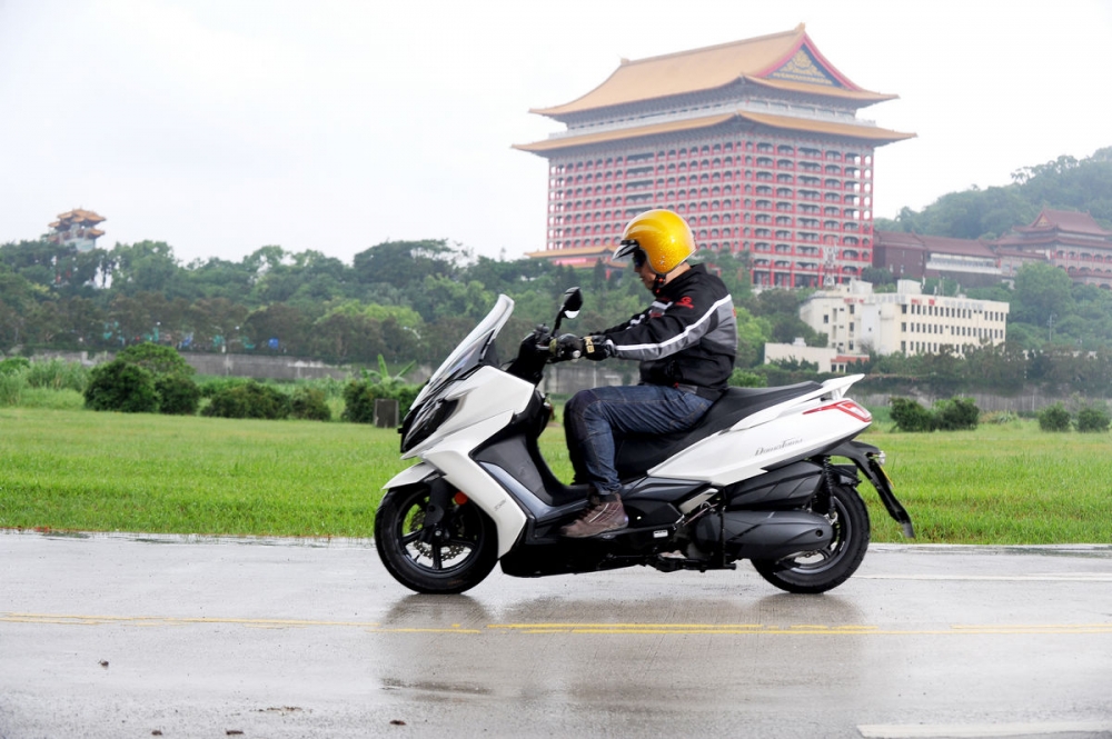 進行直線急煞測試，陳琮閔表示BOSCH的ABS防鎖煞車系統回饋速度相當的快，提供迅速而穩定的制動表現。