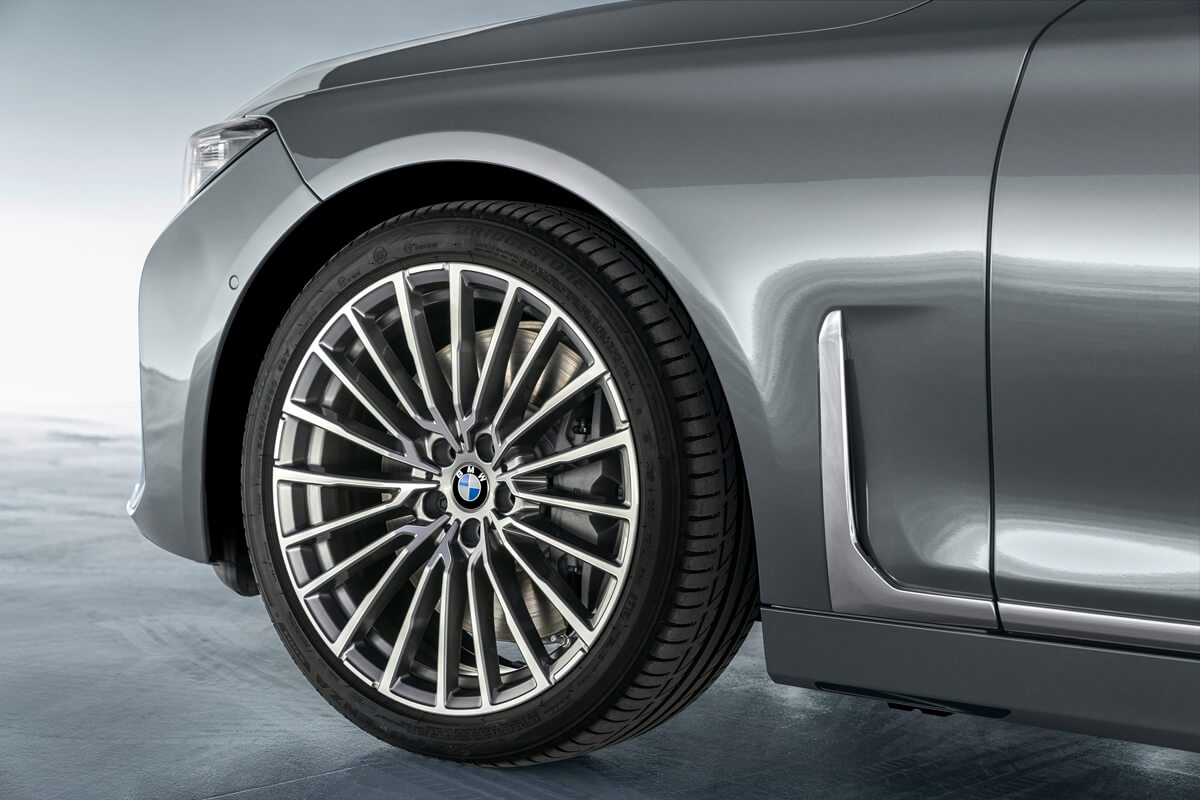 P90333064_highRes_the-new-bmw-7-series.jpg