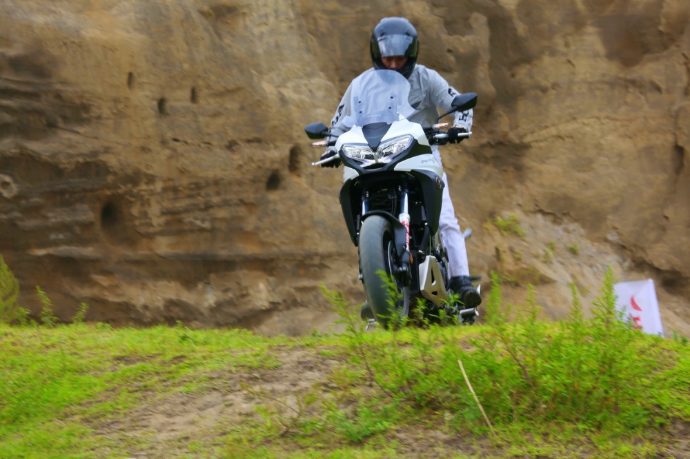 騎乘VFR800X進入越野場地恐懼感較大，因為同時還要操控離和器跟檔位