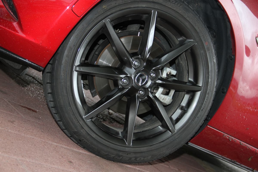 國內引進版本在鋁圈部分搭載17吋鐵灰色鋁圈，輪胎規格為205 / 45 R17，老實說不算寬，仍有升級空間。