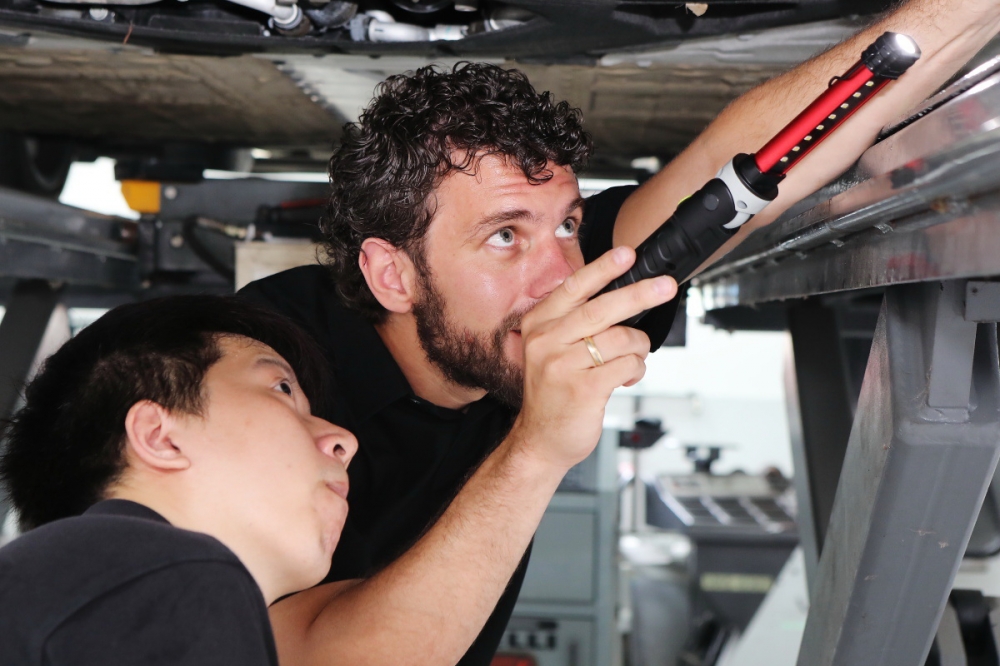 Audi Flying Technician原廠技術支援團隊帶來原廠最先進維修技術與觀念，並以自身經驗判斷及原廠標準流程提供指導