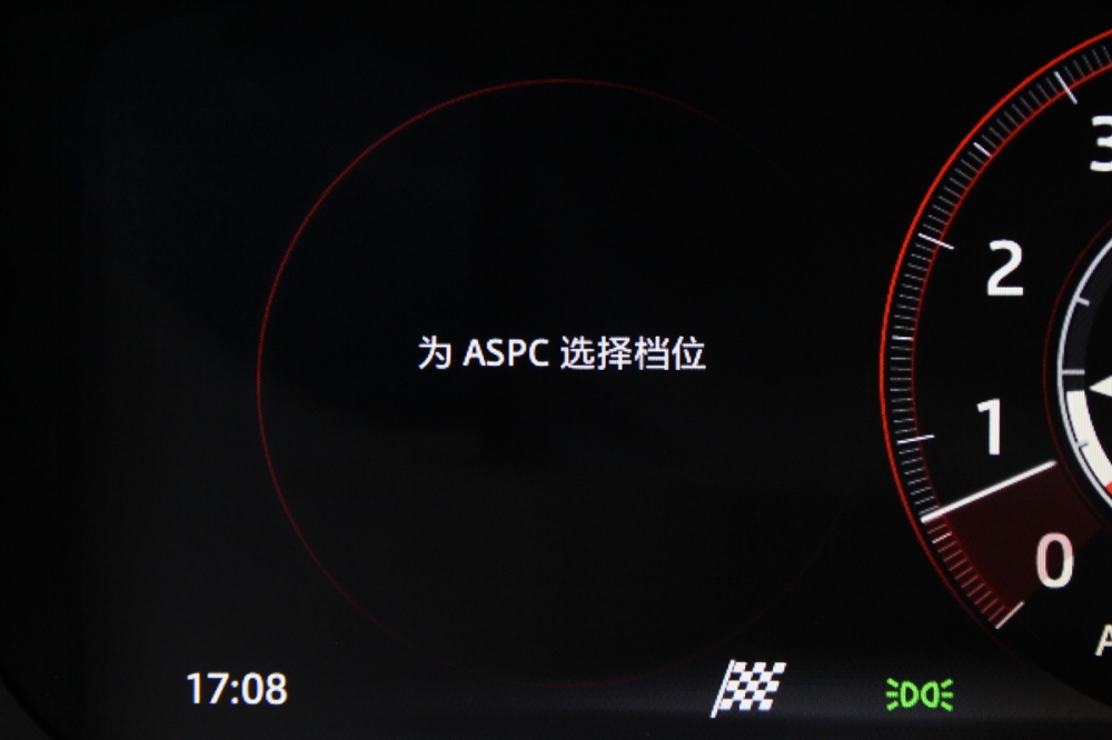 F-Pace S標配ASPC全地形起步輔助系統