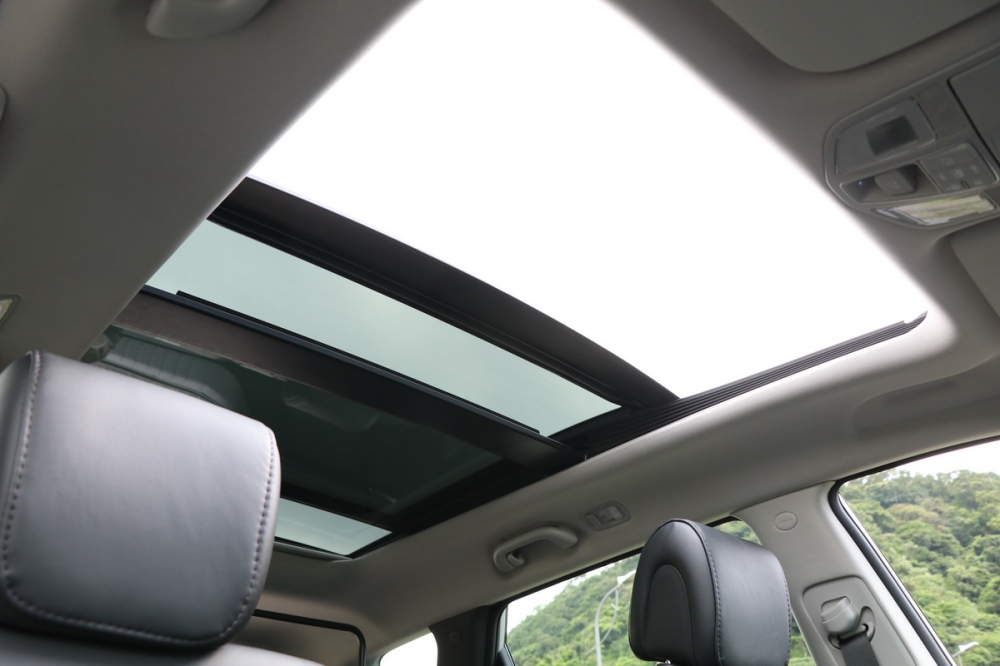 大型全景天窗是不少休旅車主所喜愛的配備，採光與空間感皆更上一層，並配有電動遮陽簾