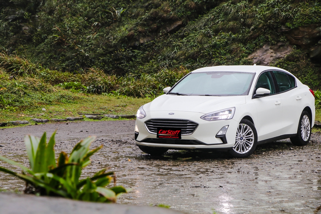 2019-ford-focus-sedan-1-5-ecoboost-titanium