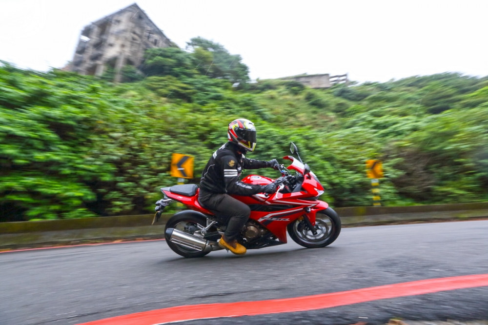 CBR500R騎姿較偏重舒適，適切的身型與重心規劃讓山道駕馭顯得輕鬆自在